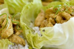 Курячий салат з рису з каррі