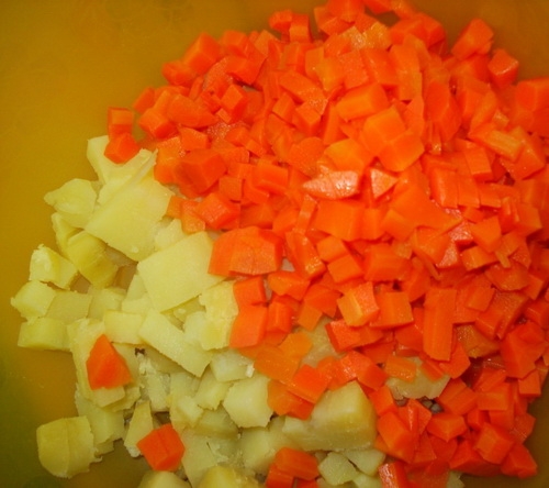 Нарізаємо відварні овочі