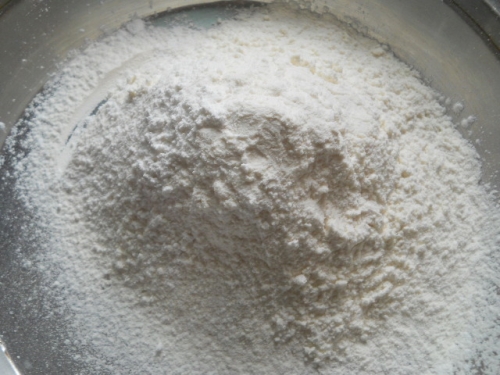 просіваємо борошно на робочу поверхню