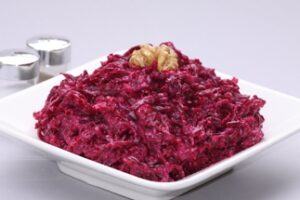 Простий салат з сиру, яєць і буряка