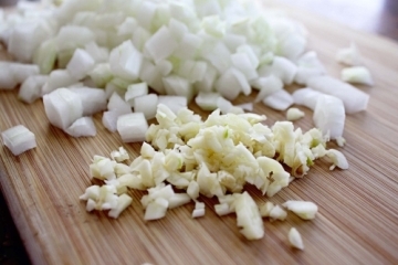 нарізаємо цибулю і часник