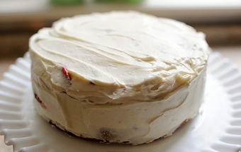 бісквітний торт зі сметанним кремом і фруктами