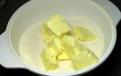 Масло размягчим і наріжемо