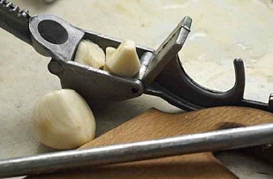 Подрібнюємо зубчики часнику