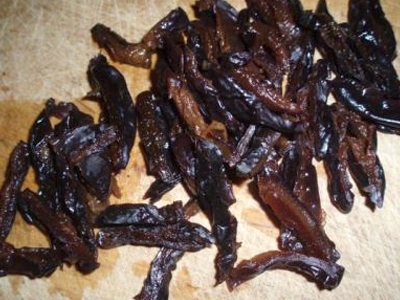 Нарізаємо чорнослив смужками