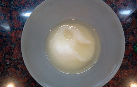 перемішуємо рослинне масло з цукром