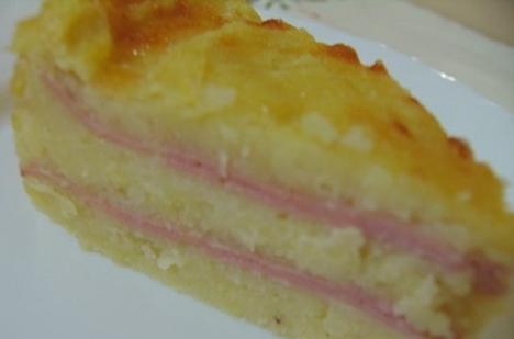 шматок картопляного пирога з шинкою