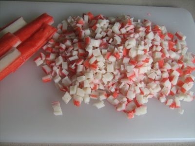 Нарізаємо крабові палички