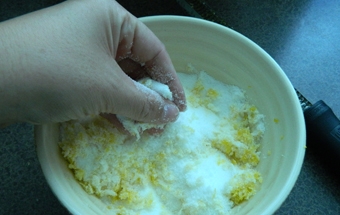 перемішуємо цедру з цукром