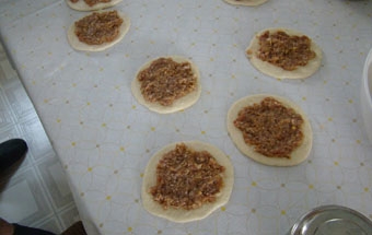 викладаємо начинку на тестові кружечки