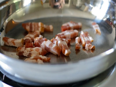 бекон на сковороді