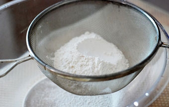 просіваємо борошно