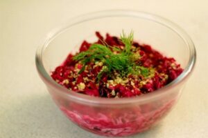 Салат з яловичини і буряків для годуючої мами