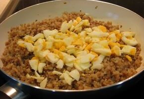 Гречка з цибулею і яйцем