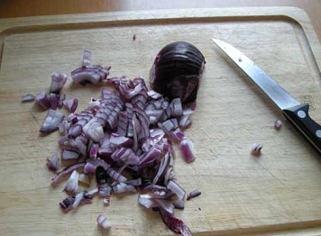 Подрібнюємо цибулю