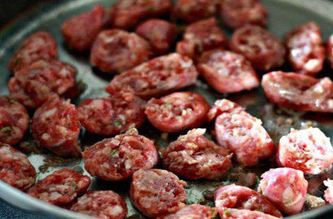 смажимо ковбасу з зеленню