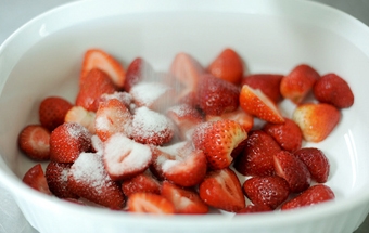 посипаємо шматочки полуниці цукром