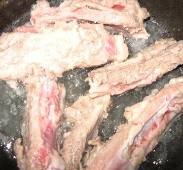 Обсмажуємо реберця в кристалізованому цукрі