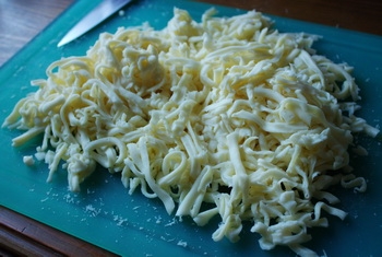 натираємо моцарллу