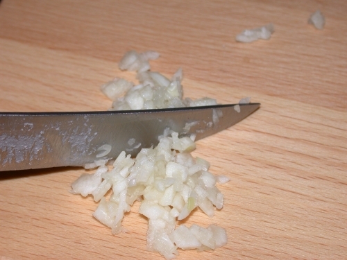 нарізаємо часник