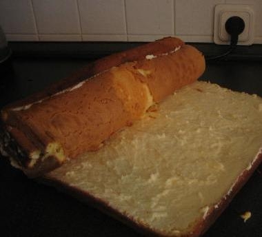 сварачиваем бісквіт в рулет