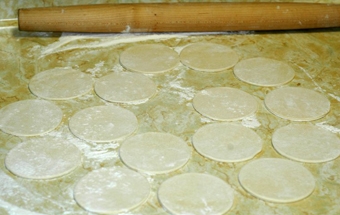 видавлюємо кружечки на тестовому пласті