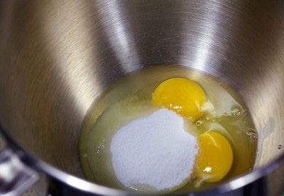 яйця в мисці