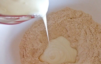 вводимо кефір в борошняну суміш