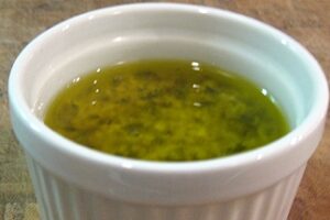 Пісна заправка з зеленню для салатів