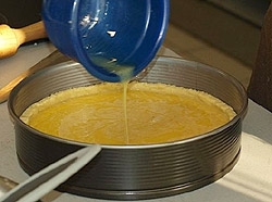 До тесту у форму для випікання додаємо рідку лимонну начинку