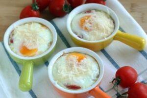 Порційна яєчня з помідорами в духовці