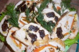 Курячі рулети з чорносливом