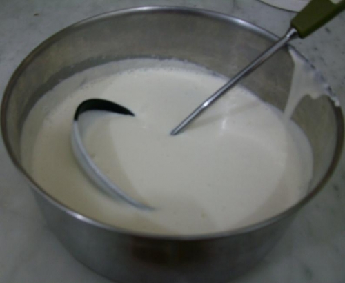 манна каша в каструлі