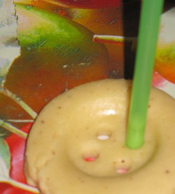 формуємо з тіста гудзичка