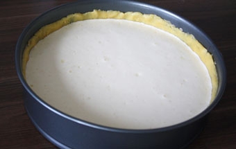 виливаємо сирну начинку на корж