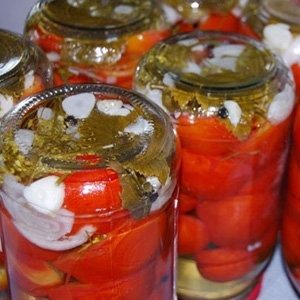 банки з помідорами