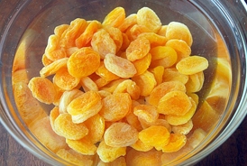 заливаємо курагу зеленим чаєм