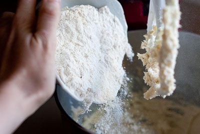 борошно в миску