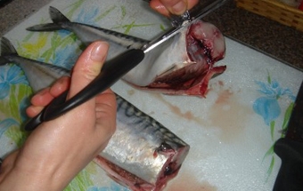 відрізаємо плавці риби