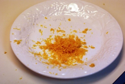 натираємо апельсинову цедру