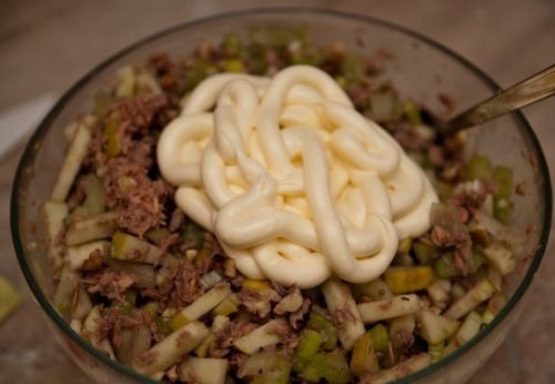 заправляємо салат майонезом