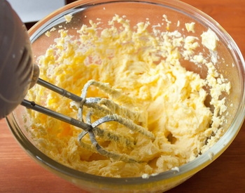 Збиваємо масло з цукровою пудрою