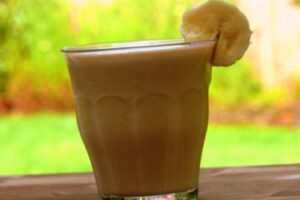 Молочний коктейль з морозивом, какао і бананами