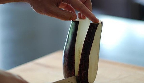 нарізаємо баклажани