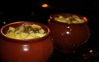 викладаємо всі складові частини жаркого в горщики