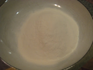 просіваємо борошно в миску