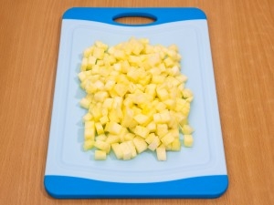 Подрібнюємо ананас