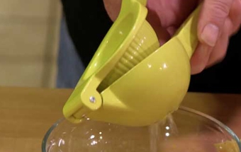 видавлюємо сік лимона