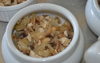 викладаємо всі інгредієнти в формочки для запікання