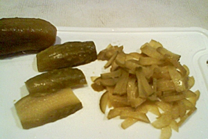 Нарізаємо соломкою огірки